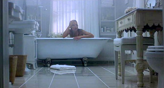 what-lies-beneath-michelle-pfeiffer-bathtub